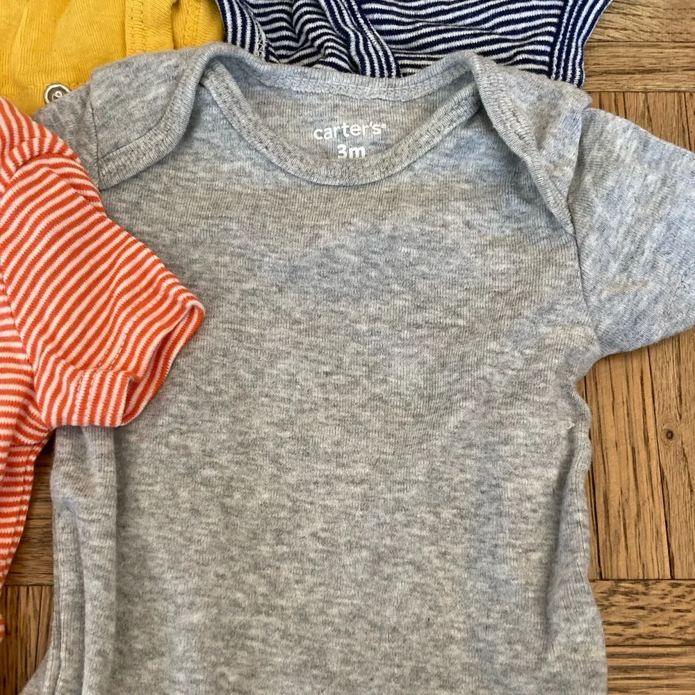 Carter's Short Sleeve Onesies 0-3 months